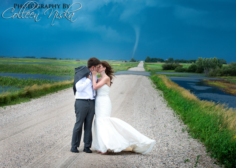 Illustration for article titled Couple gets their wedding photos with a tornado in the background